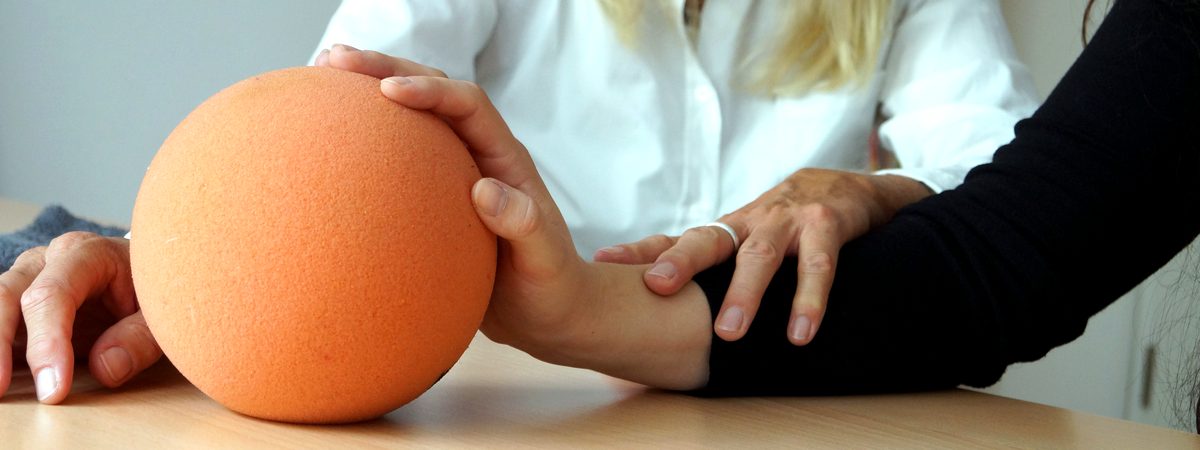 Übungen zur Bewegungsanbahnung in der neurologischen Ergotherapie